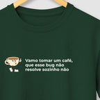 Camiseta VAMO TOMAR UM CAFÉ QUE ESSE BUG NÃO RESOLVE SOZINHO NÃO - 2