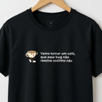 Camiseta VAMO TOMAR UM CAFÉ QUE ESSE BUG NÃO RESOLVE SOZINHO NÃO - 2